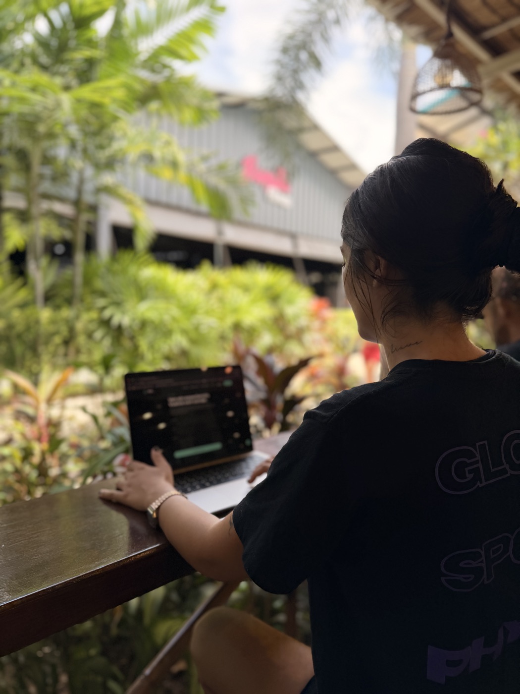 Gloria trabajando online